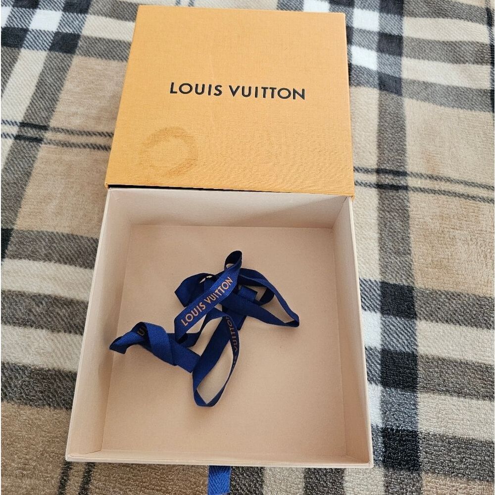 Louis Vuitton Gift Box with Ribbon - Picture 3 of 6